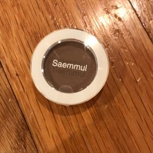 Saemmul Korean eyeshadow in brown.